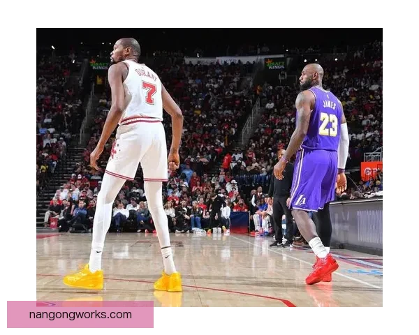 NBA最新动态：詹姆斯复出助湖人逆转胜勇士杜兰特伤情更新引发关注